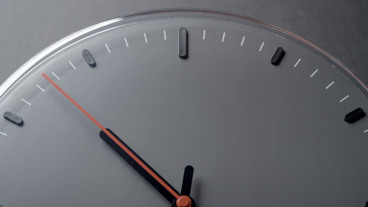 cara del reloj en lapso en la pared blanca