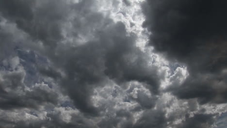 nubes de tormenta se escabullen por el cielo