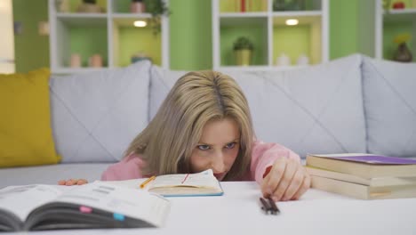 una chica joven con trastorno obsesivo compulsivo.