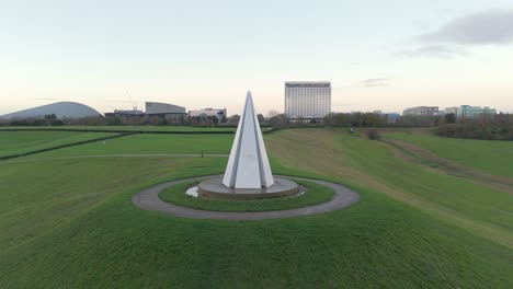 aufsteigende aufnahme, von niedrig bis hoch, der milton keynes lichtpyramide mit dem stadtzentrum im hintergrund, buckinghamshire, england, großbritannien