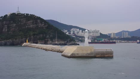 partiendo del puerto de busan con malas condiciones climáticas, fondo de la ciudad, corea del sur