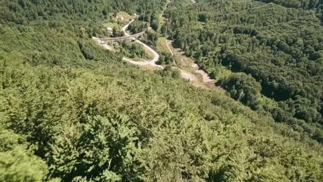 Vuelo-Dinámico-Con-Drones-De-Carreras-Fpv-Cerca-De-Las-Copas-De-Los-árboles