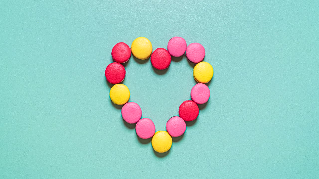 macarrones en una caja de regalos, por encima de la vista. macarrones multicolores en forma de corazón.