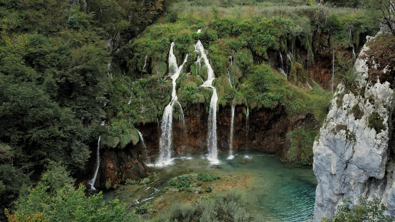 cascadas que caen en piscinas en un exuberante cañón en plitvice, croacia