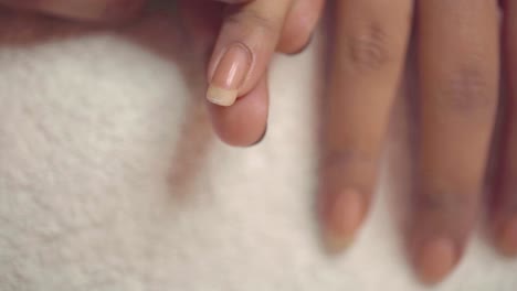 primer plano de una esteticista cortando las uñas durante la manicura en el spa