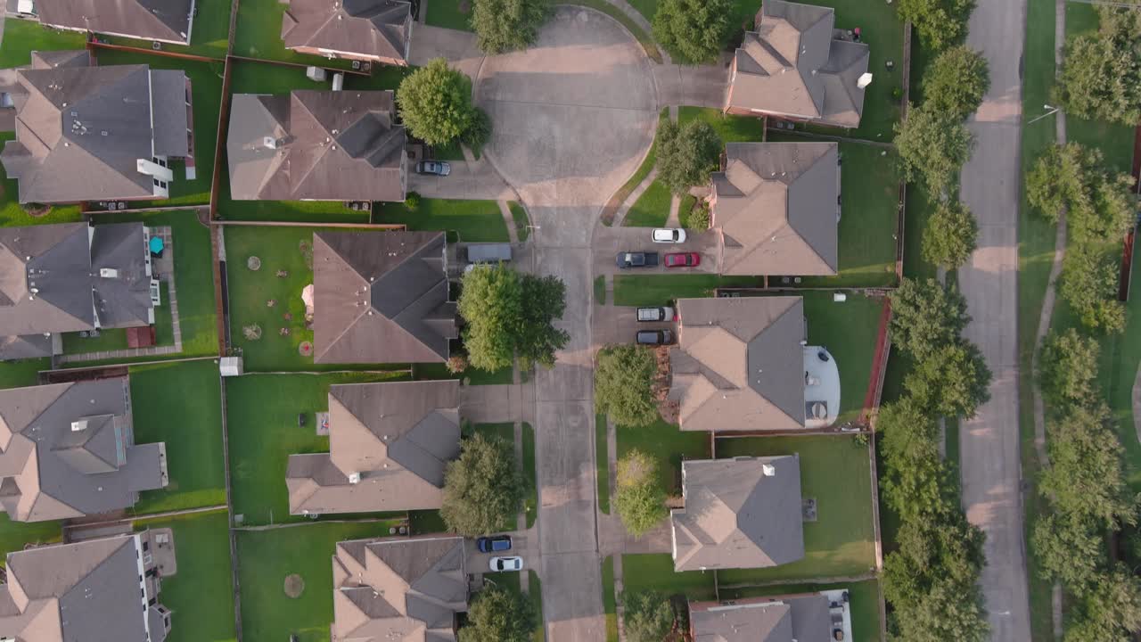 vista de pájaro de casas suburbanas en las afueras de houston, texas