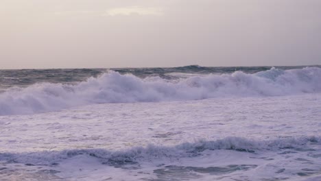 Crepúsculo-Violeta-Sobre-Las-Espumosas-Olas-Del-Océano