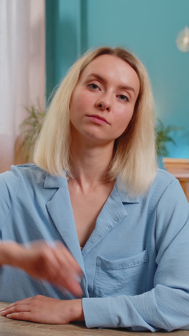 mujer de negocios molesta mostrando los pulgares hacia abajo señal de disgusto gesto que expresa descontento desaprobación