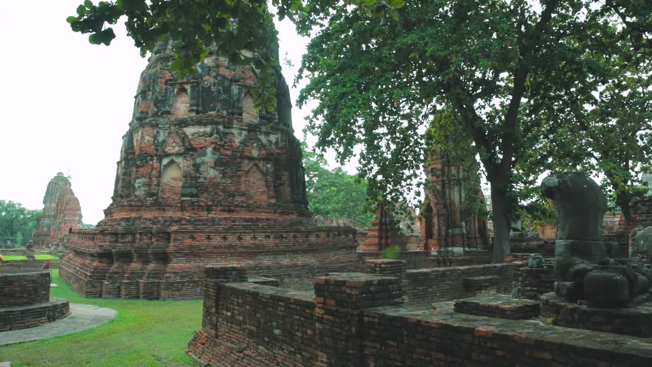 antigua ciudad de ayutthaya en tailandia con sus estructuras históricas y templos