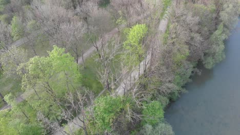 Ciclismo-Filmado-Desde-Arriba-Con-Un-Dron-En-El-Jardín-Inglés-Munich-Alemania-4k-30fps