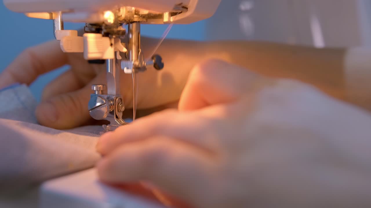 primer plano de una máquina de coser en acción