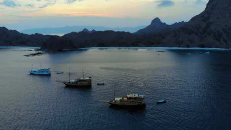 Barcos-Navegando-Por-El-Mar-Al-Atardecer-En-Padar,-Indonesia