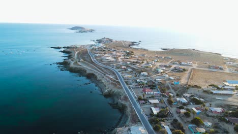 Inclinar-Hacia-Arriba-Revela-Siguiendo-La-Carretera-Costera-De-Bahía-Asunción-Bajo-Un-Cielo-Iluminado