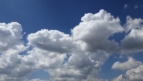 cielo azul de verano con densas nubes de lluvia gruesas moviéndose a través de los cielos