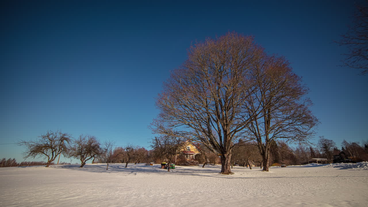 granja remota en un brillante día de invierno, lapso de tiempo de fusión