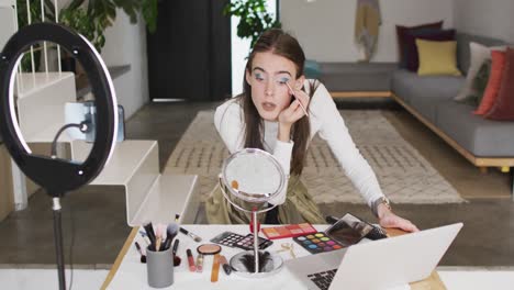 Mujer-Transgénero-Caucásica-No-Binaria-Haciendo-Video-De-Maquillaje