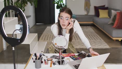mujer transgénero caucásica no binaria haciendo un video de maquillaje