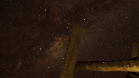 el lapso de tiempo de las estrellas que se mueven detrás de una escalera rústica