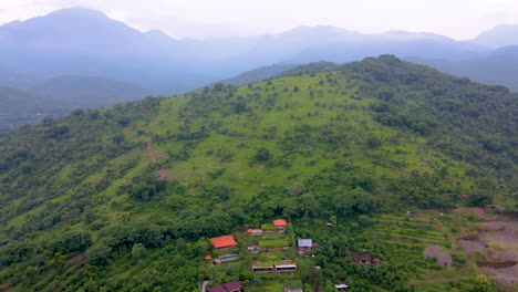 Luxuriöse-Private-Resorts-Mit-Einer-Landschaft-Aus-Grünen-Tälern-In-Der-Nähe-Des-West-bali-nationalparks-In-Indonesien