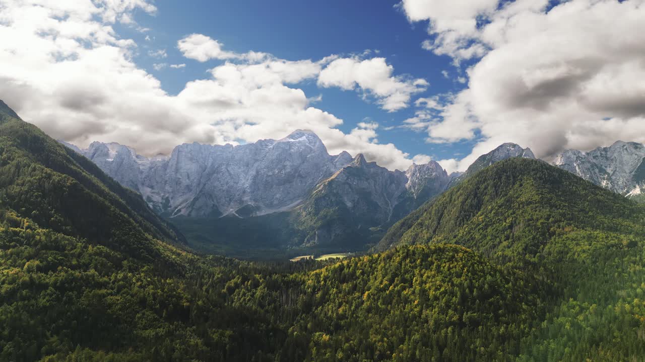 hermoso gran valle de montaña en italia, alpes julianos, toma aérea de drones, árboles verdes soleados, cielo azul con nubes, turismo de destino de viaje idílico, lugar de vacaciones