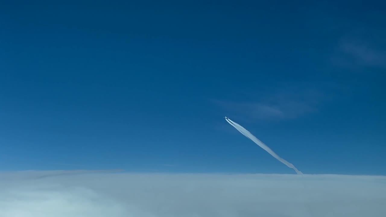 avión de jet pesado cruzando en un cielo azul con algunas nubes