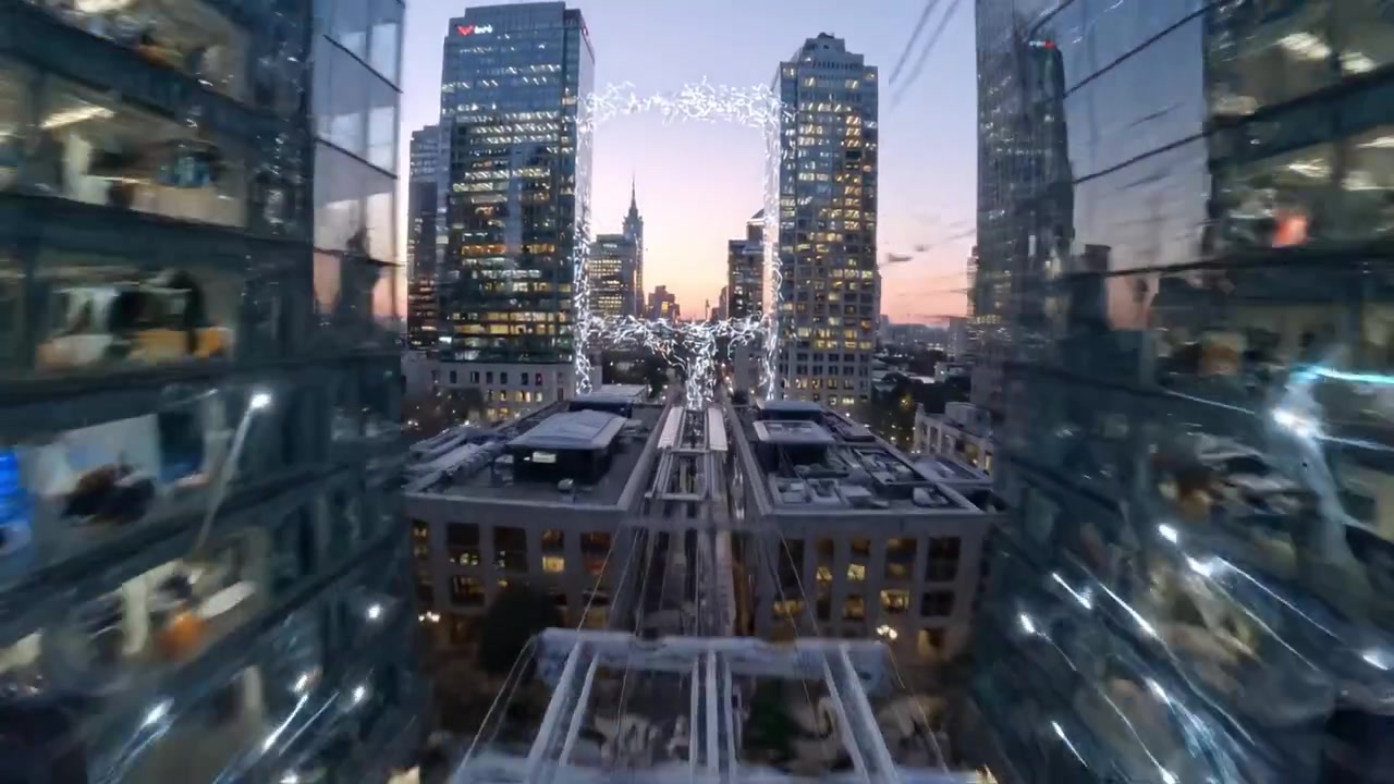 Urbaner Abendübergang: Faszinierende Stadtlandschaft mit moderner Architektur, Dampf, automatisierten Fahrzeugen und blendenden Lichtern in einer lebendigen Skyline bei Sonnenuntergang