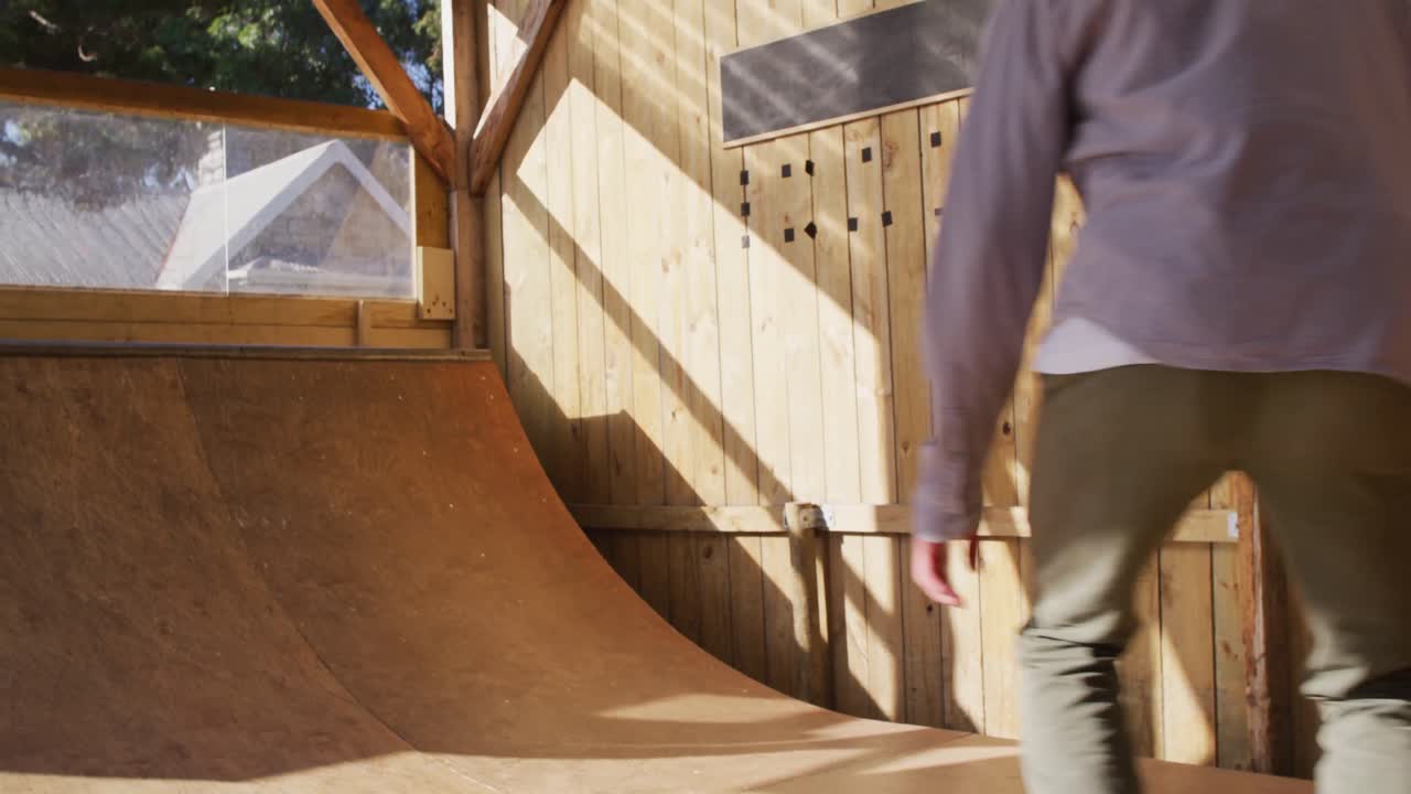 Video di uno skater uomo caucasico che si allena nello skate park.