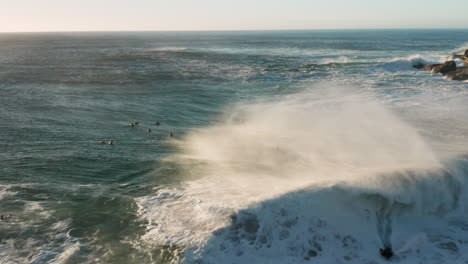 Antenne,-Die-Einen-Bodyboarder-Zeigt,-Der-Eine-Welle-Mit-Sonnenuntergang-In-Kapstadt,-Südafrika,-Fängt