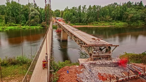 lapso de tiempo de un puente que se está construyendo sobre el río guaja en letonia