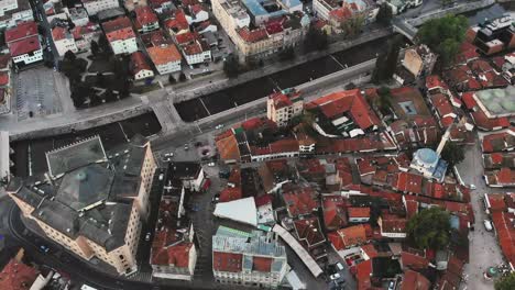 Un-Dron-Desde-Arriba-Hacia-Abajo-Desde-Baščaršija