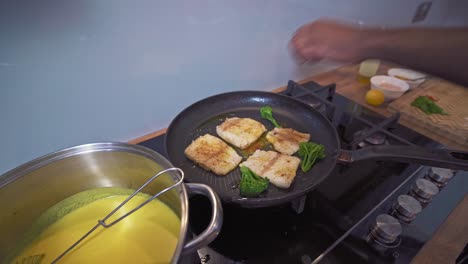 bacalao cocido con verduras en una sartén caliente