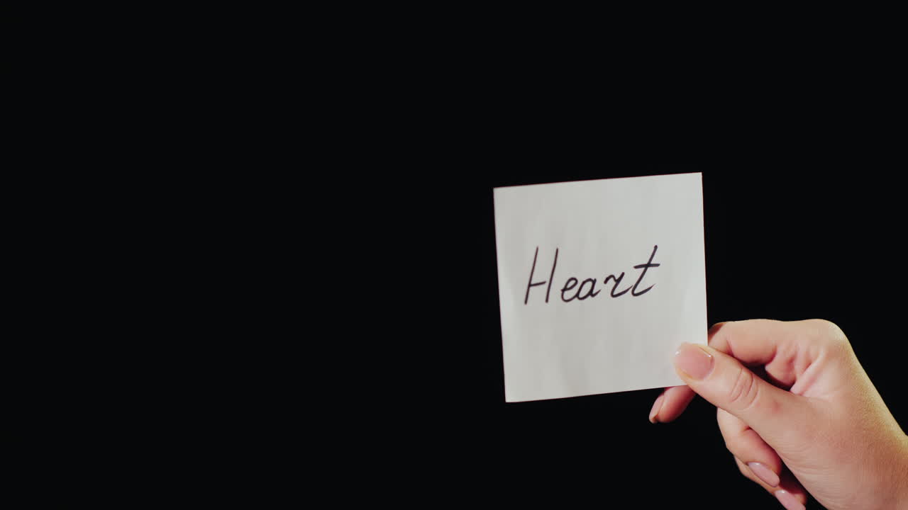 남자는 비문 심장으로 종이를 태운다