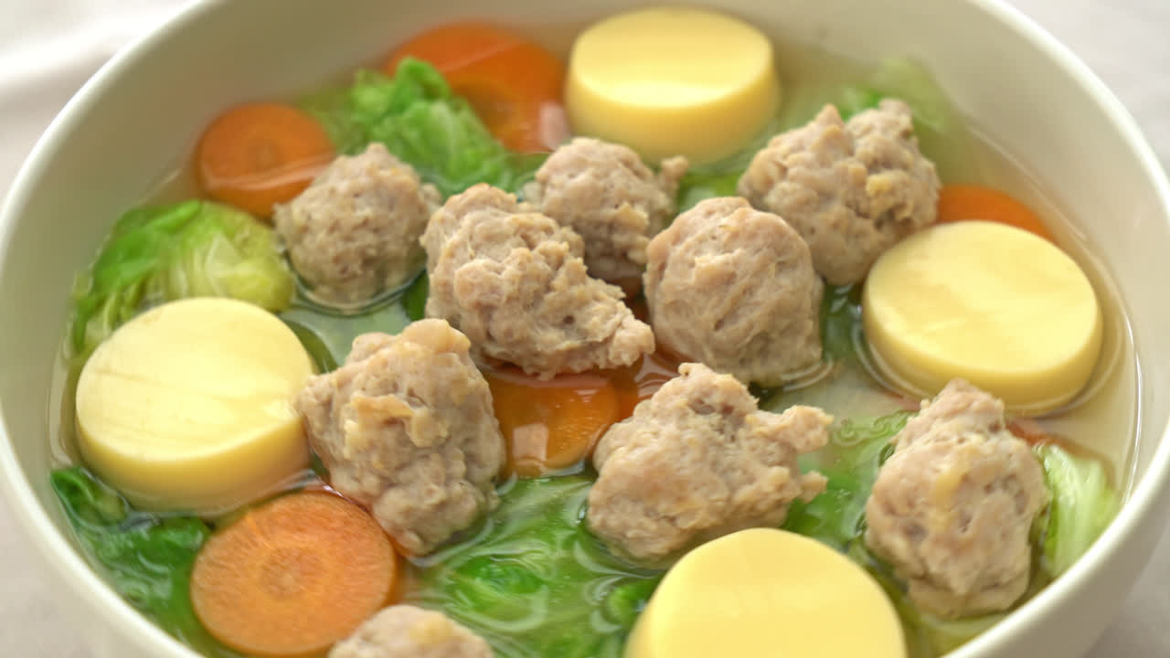 두부와 다진 돼지 고기를 곁들인 수제 맑은 국