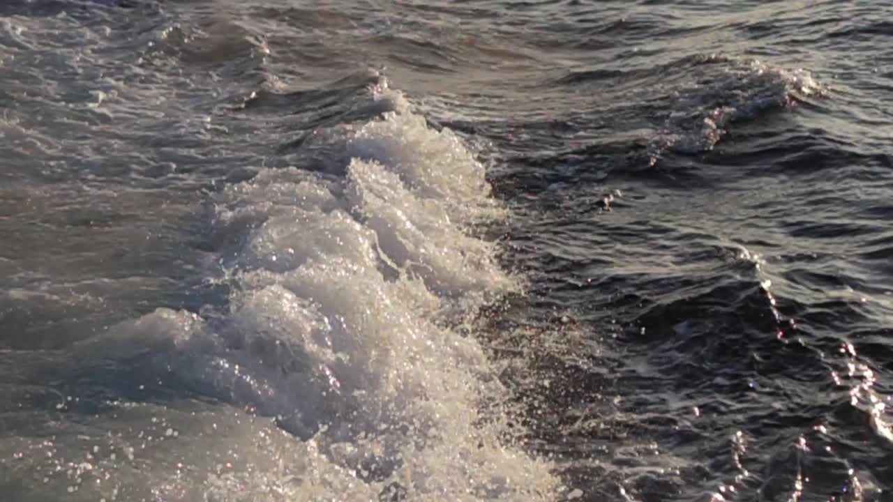 океанские волны с распылением