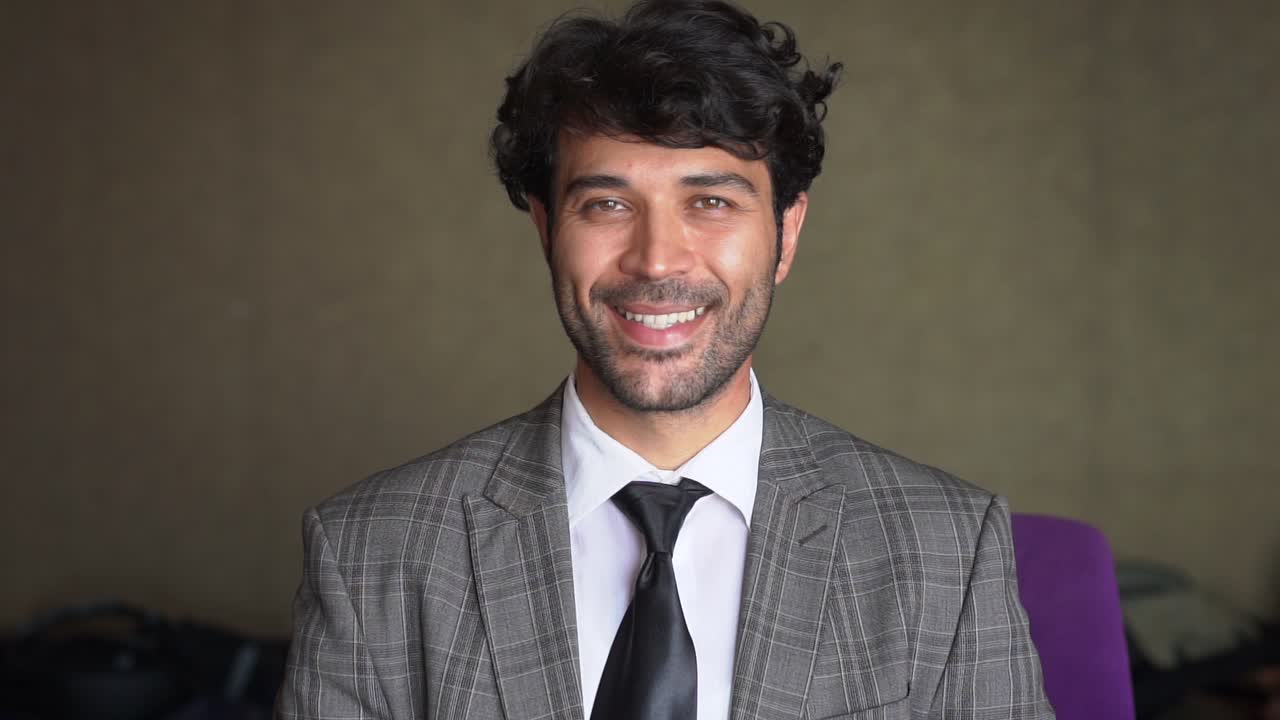 un hombre de mediana edad mirando a la cámara