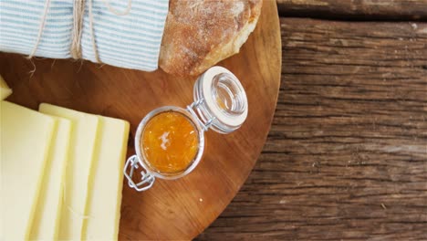 Laib-Brot-Mit-Käse-Und-Marmelade