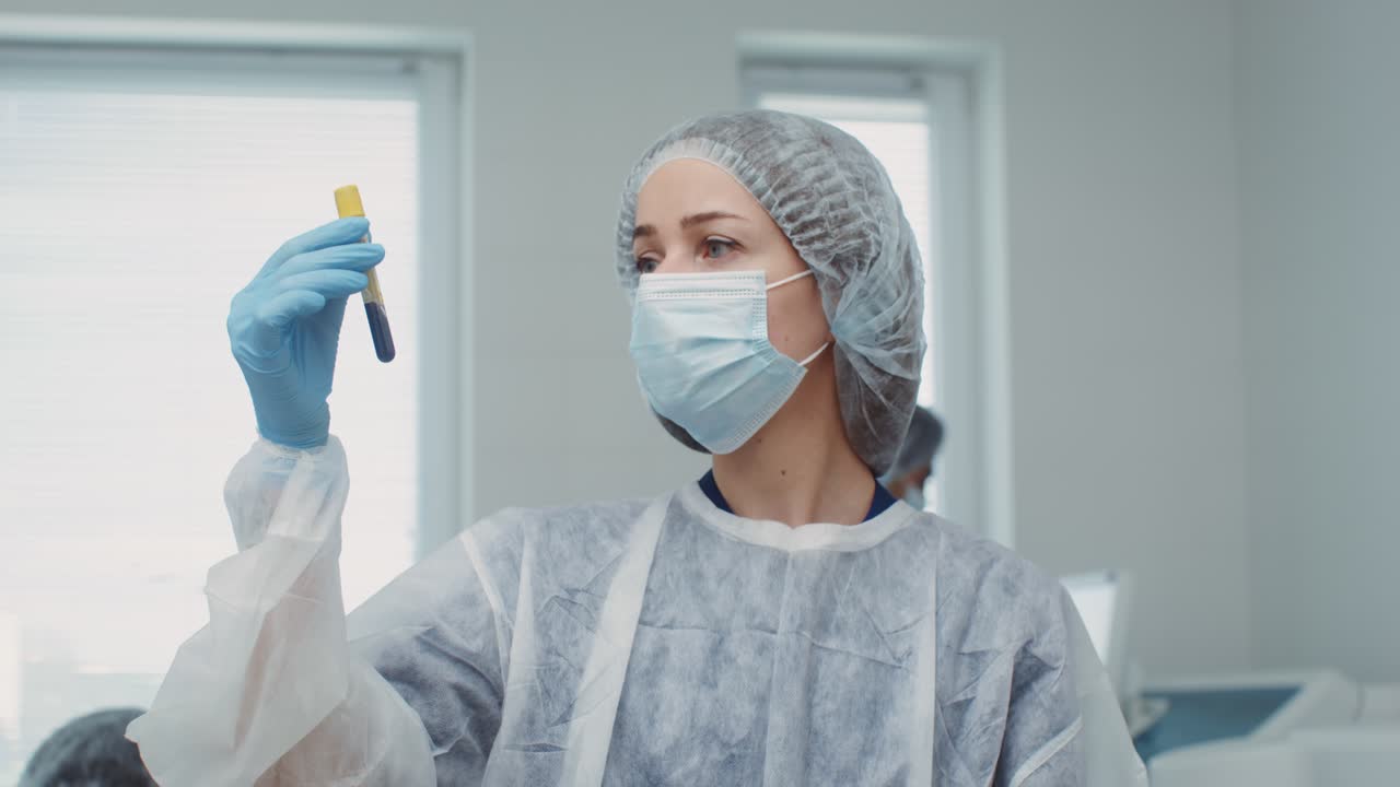 profesional médico que realiza un análisis de sangre