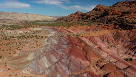 Toma-Aérea-En-Movimiento-Lento-Sobre-El-Paisaje-De-Los-Acantilados-Bermellones,-En-El-Norte-De-Arizona-Y-El-Sur-De-Utah