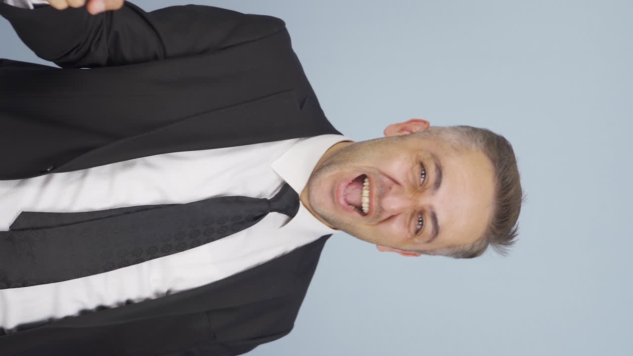 video vertical de un hombre de negocios regocijándose después de recibir el evangelio.