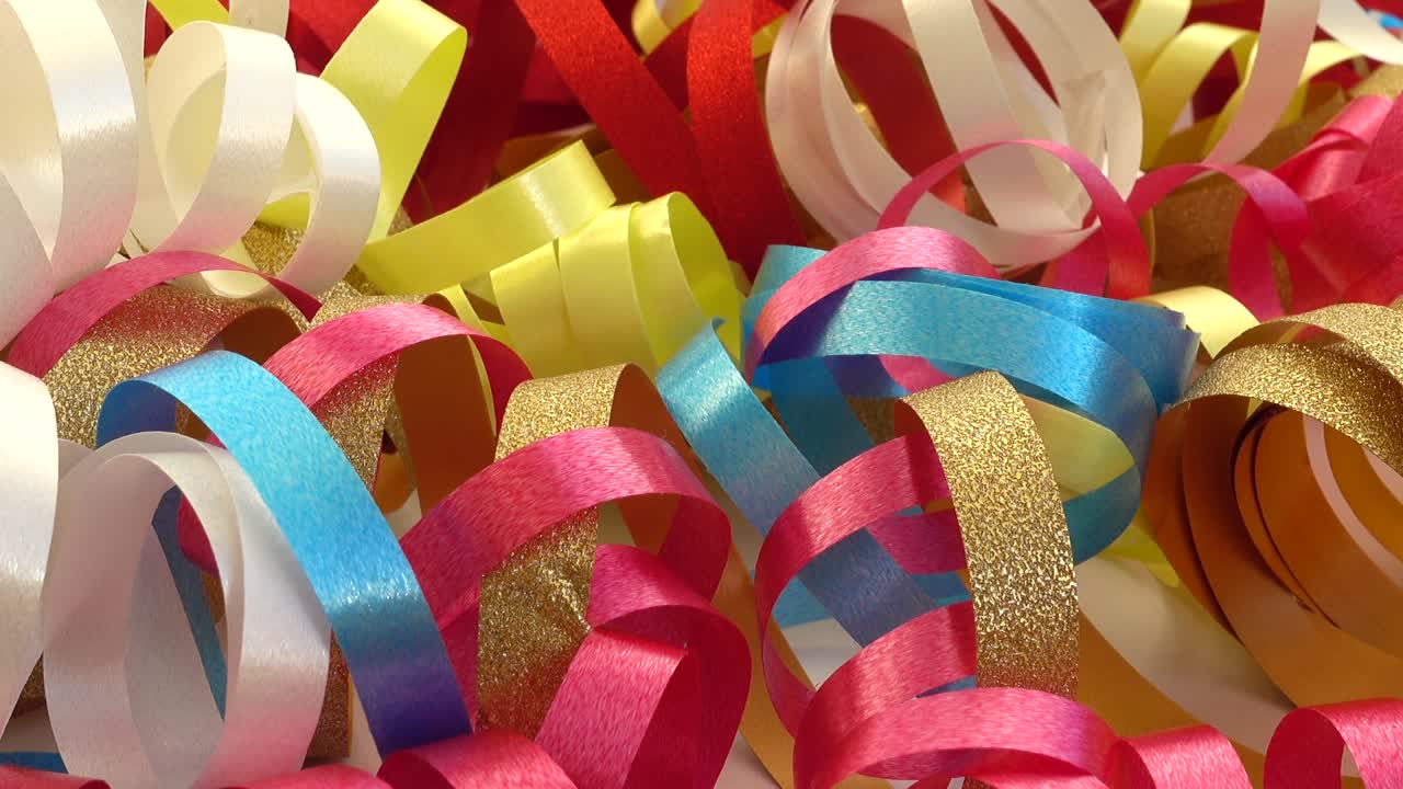 Meerkleurige serpentine en feestelijke achtergrond