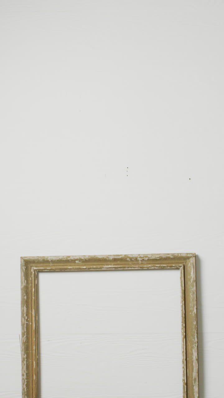 video vertical de calabazas con hojas de otoño y marco con espacio de copia en fondo blanco