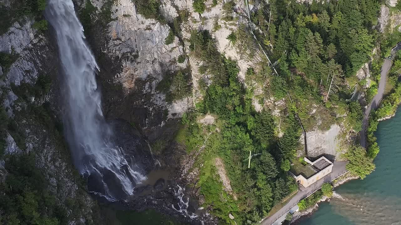 Muslefall – Vodopád padající do jezera Walensee v Amdenu, Švýcarsko. Letecký pohled shora.