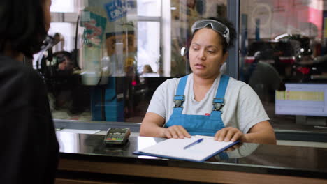 cliente pagando al mecanico