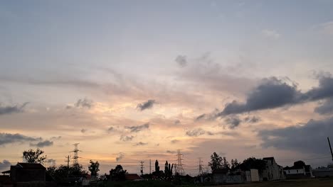 hermoso lapso de tiempo de la puesta de sol con nubes y luz solar naranja en el campo de arroz del país tropical