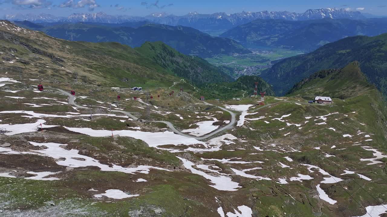 los teleféricos en funcionamiento en kitzsteinhorn, alpes orientales centrales en austria