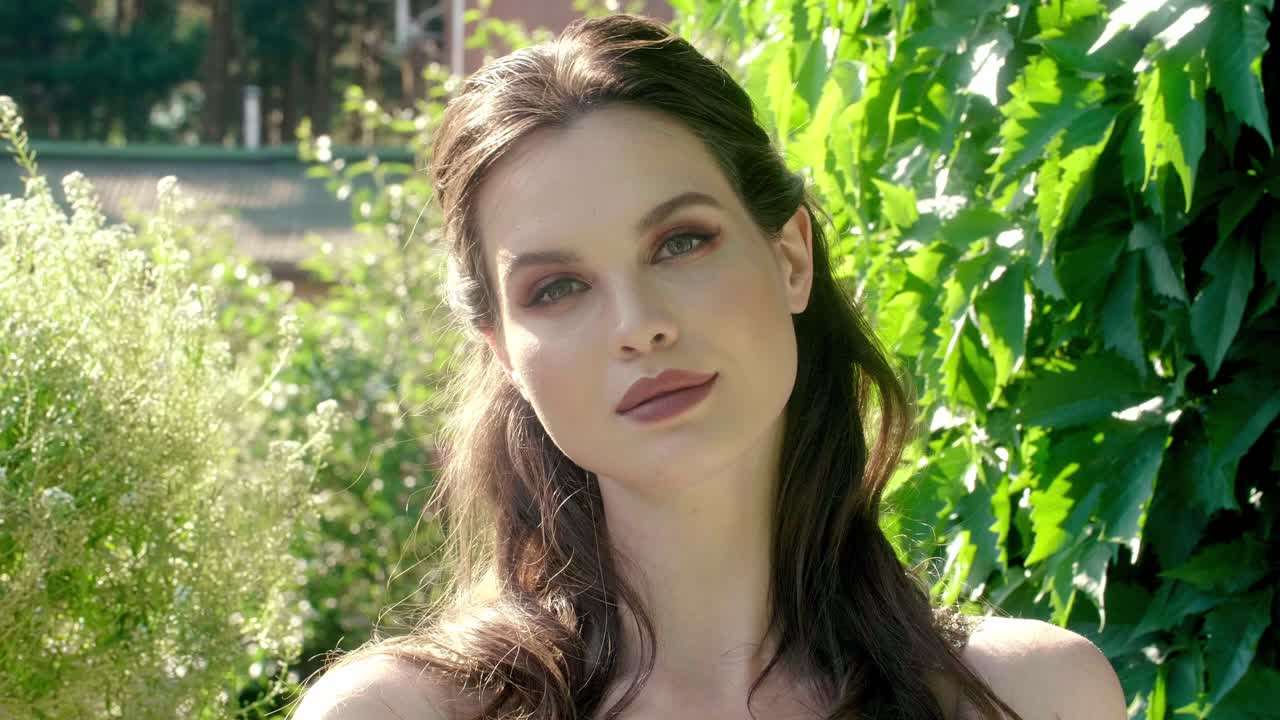 정원에서 아름다운 여자