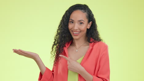 Cara-De-Mujer-Feliz-Apuntando-A-Una-Maqueta-Aislada