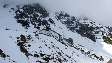 Toma-Estática-De-La-Estación-De-Esquí-De-Nordkette,-La-Niebla-Y-La-Luz-Del-Sol-Se-Mezclan-Con-El-Paisaje.