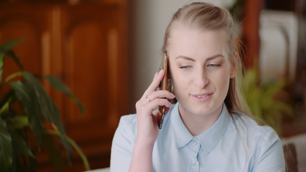 집에서 모바일 통화하는 여자 1