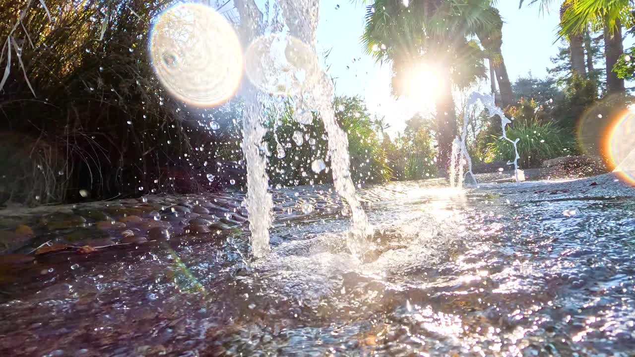 동물원 의 밝은 빛 아래 의 분수 에서 어지는 물